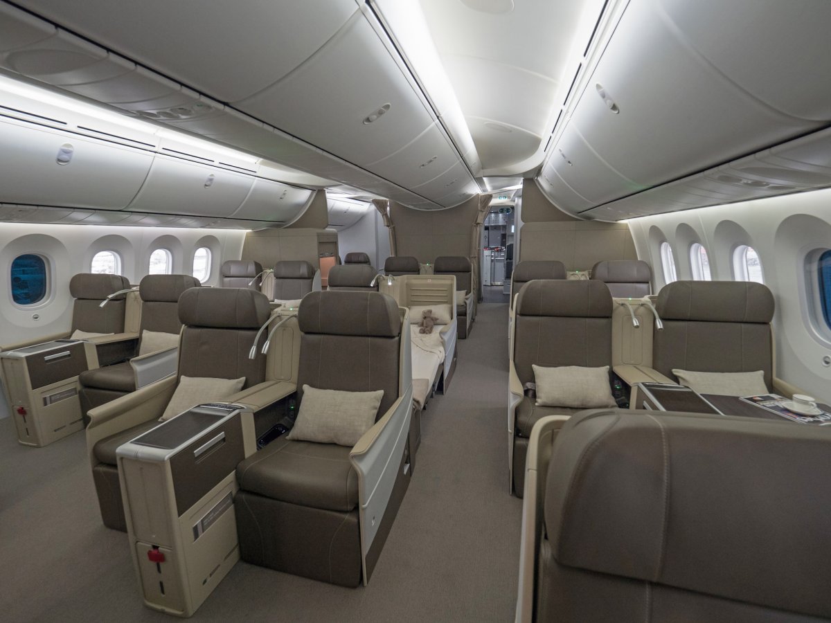 Dreamliner Boeing 787 BBJ: Traveling Through The Sky The Right-Way